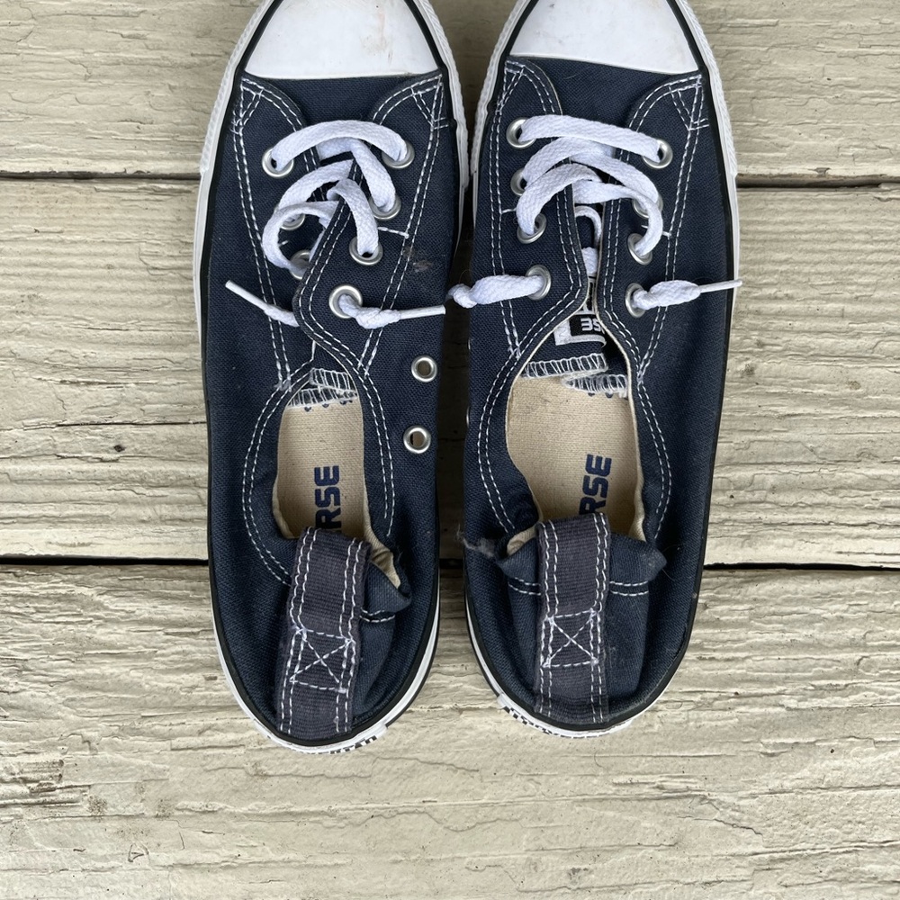 Converse womens size 8 slip on , no tie, excellent used conduits navy blue